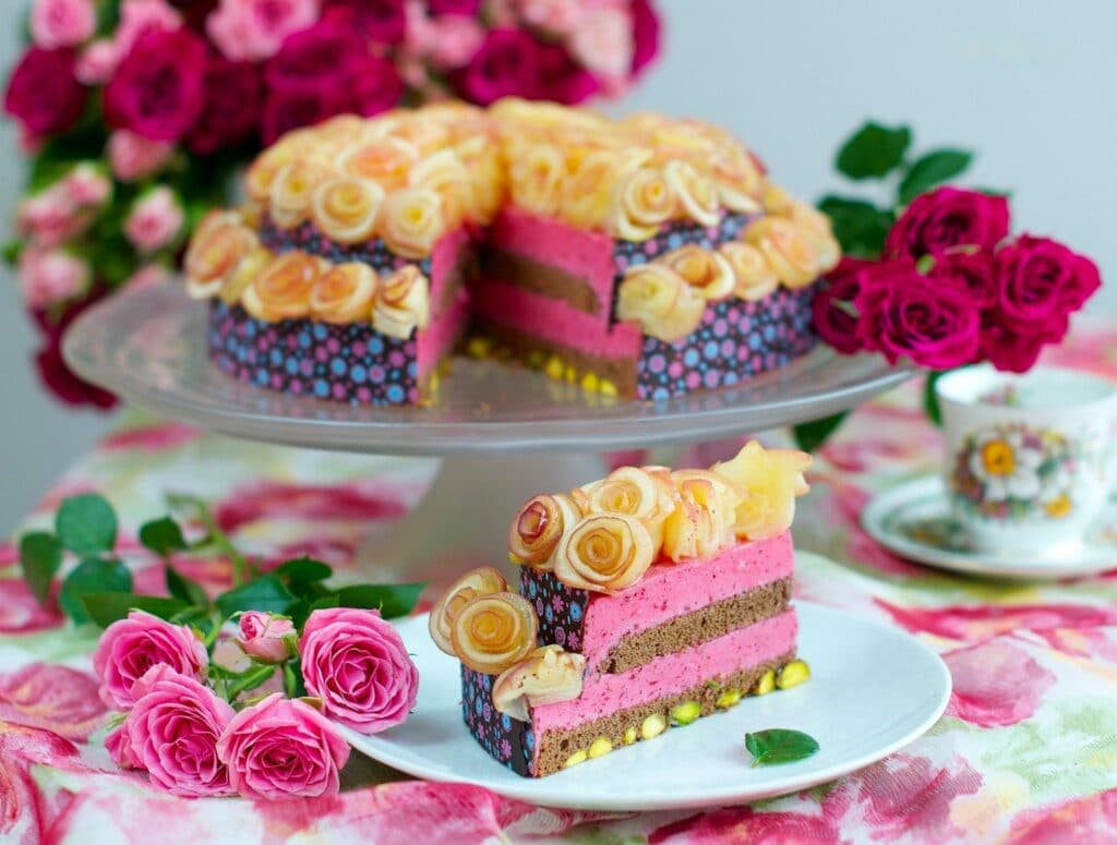 Flowers with Cake is the best Gift Ideas For Ramazan