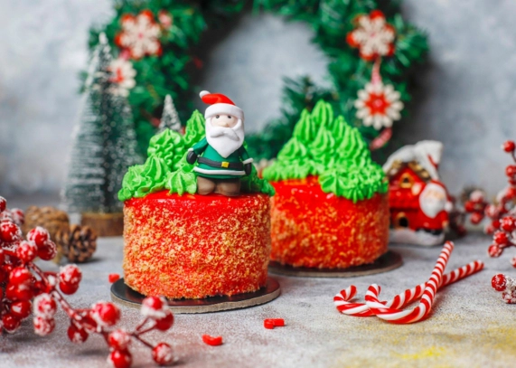 Christmas cakes decorated with Santa Claus figurines, ideal as festive gifts for the whole family.